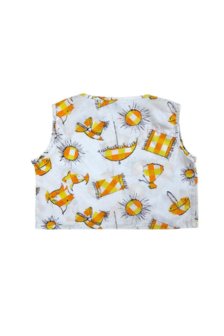 Lovely little vintage 1950s children’s top with beach-themed novelty print including fish, sand buckets, hats, towels, and shining suns. Perfect for a bright summer day at the beach.