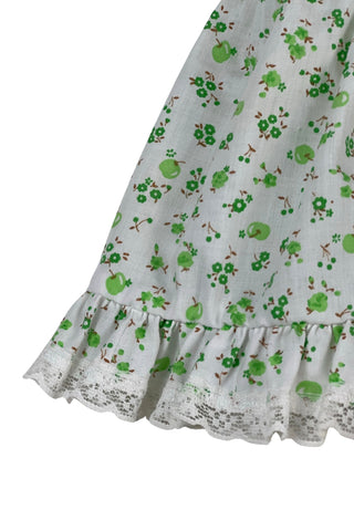 Vintage 1970s baby dress set of apron dress and bloomers with green apple blossom print. The top and hem of the apron, as well as the leg openings of the bloomers, are trimmed with tiny white lace.

Marked size 18. 65% polyester, 35% cotton.