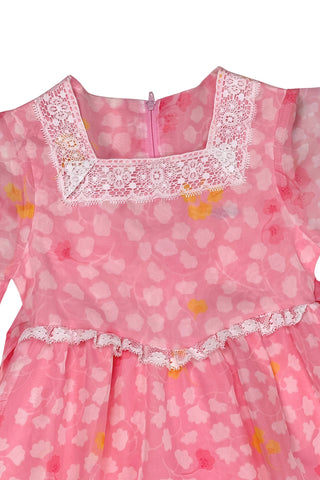 Vintage 1970s girls maxi dress in light pink with a white and yellow leaf print (possibly ginkgo maidenhair?). The dress features sheer flutter/angel sleeves with a square shaped, trimmed with wide white crocheted lace. It has a long sash bow tie in the back of the waist, and closes with a back zipper. The dress is fully lined, except the sleeves.

Label reads Junior Girl by Manhattan Children’s Wear Co. Ltd. Marked size 7.