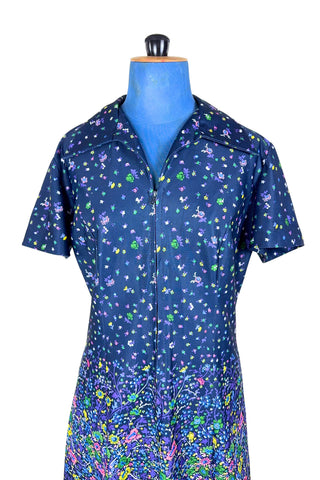 Vintage 1970s navy blue short sleeve A-line dress with tiny multicolour floral print. Closes with a zipper down the front.

Designed by Second Round. Made in Canada.