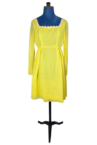 Vintage 1960s yellow empire waist dress with square neckline trimmed with daisy chain lace. Made from fine, semi-sheer cotton muslin, the long sleeves are unlined, while the bodice and skirt have a matching yellow acetate lining. The dress closes in the back with a cotton twill zipper.

Designed by David E. Rea Dresses Limited. Made in Canada.