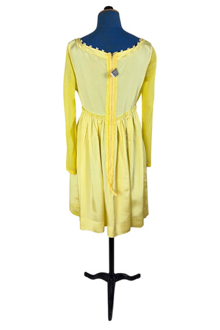 Vintage 1960s yellow empire waist dress with square neckline trimmed with daisy chain lace. Made from fine, semi-sheer cotton muslin, the long sleeves are unlined, while the bodice and skirt have a matching yellow acetate lining. The dress closes in the back with a cotton twill zipper.

Designed by David E. Rea Dresses Limited. Made in Canada.