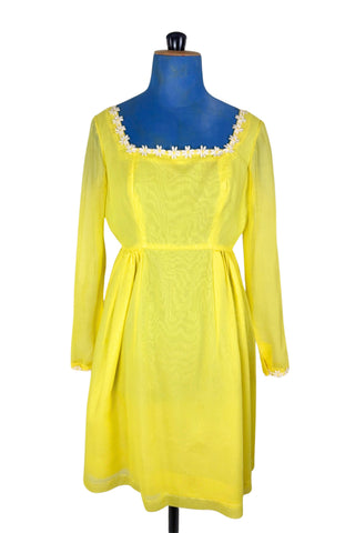 Vintage 1960s yellow empire waist dress with square neckline trimmed with daisy chain lace. Made from fine, semi-sheer cotton muslin, the long sleeves are unlined, while the bodice and skirt have a matching yellow acetate lining. The dress closes in the back with a cotton twill zipper.

Designed by David E. Rea Dresses Limited. Made in Canada.