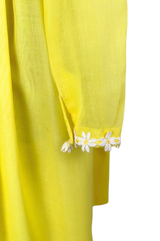 Vintage 1960s yellow empire waist dress with square neckline trimmed with daisy chain lace. Made from fine, semi-sheer cotton muslin, the long sleeves are unlined, while the bodice and skirt have a matching yellow acetate lining. The dress closes in the back with a cotton twill zipper.

Designed by David E. Rea Dresses Limited. Made in Canada.