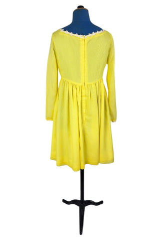 Vintage 1960s yellow empire waist dress with square neckline trimmed with daisy chain lace. Made from fine, semi-sheer cotton muslin, the long sleeves are unlined, while the bodice and skirt have a matching yellow acetate lining. The dress closes in the back with a cotton twill zipper.

Designed by David E. Rea Dresses Limited. Made in Canada.