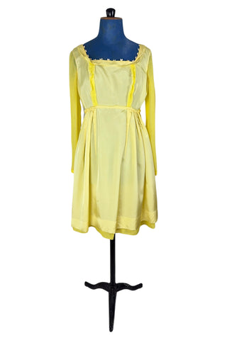 Vintage 1960s yellow empire waist dress with square neckline trimmed with daisy chain lace. Made from fine, semi-sheer cotton muslin, the long sleeves are unlined, while the bodice and skirt have a matching yellow acetate lining. The dress closes in the back with a cotton twill zipper.

Designed by David E. Rea Dresses Limited. Made in Canada.