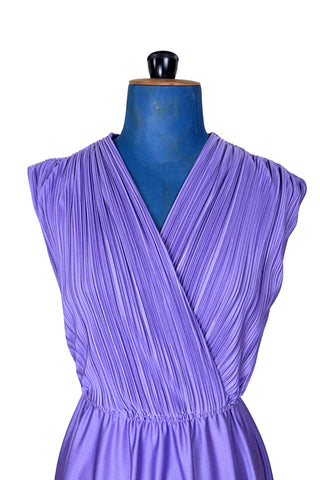 Vintage 1970s sleeveless dress in lilac purple with wrap style V neck bodice with accordion pleating. The waist is elasticized.