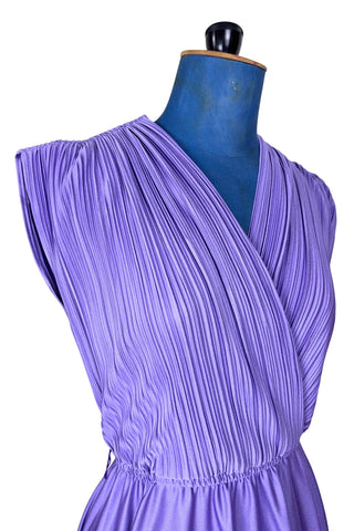 Vintage 1970s sleeveless dress in lilac purple with wrap style V neck bodice with accordion pleating. The waist is elasticized.