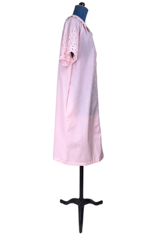 Vintage late 1950s robe in light pink with large scalloped eyelet embroidery down the front and around the short sleeves. The peignoir style robe features short sleeves with matching openwork floral embroidery, and a Peter Pan collar trimmed with dainty white lace. The robe closes with five flat ivory pearl buttons, and a hidden snap under the collar.

A Perri-Ann design by Faris. Made in Canada.